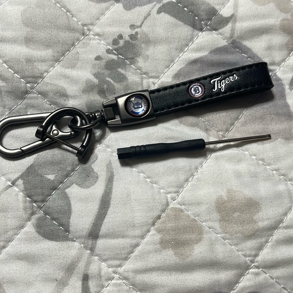 New Detroit Tigers key ring and screwdriver set - Picture 2 of 5